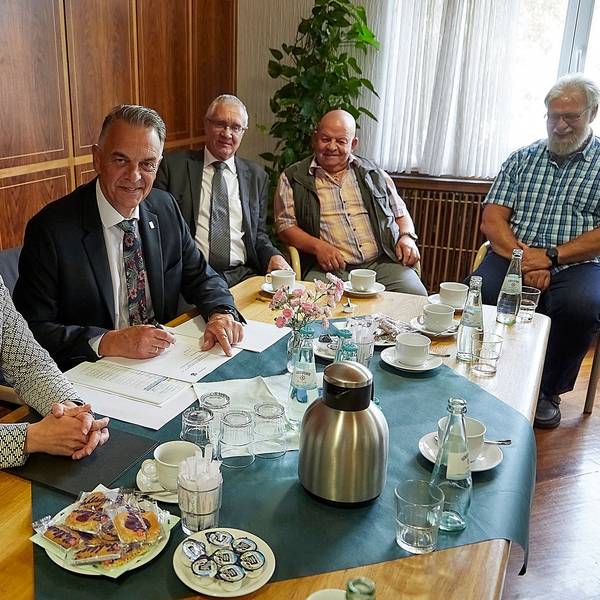 Das Bild zeigt Landeskommunalministerin Ina Scharrenbach, Bürgermeister Rudolf Westerburg und Vertreter der Ratsfraktionen.