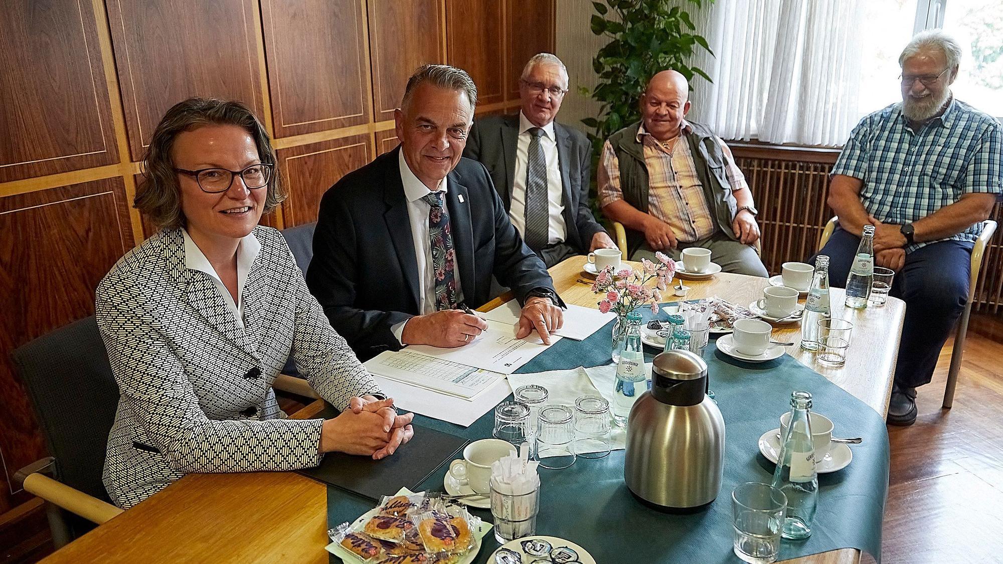 Das Bild zeigt Landeskommunalministerin Ina Scharrenbach, Bürgermeister Rudolf Westerburg und Vertreter der Ratsfraktionen.