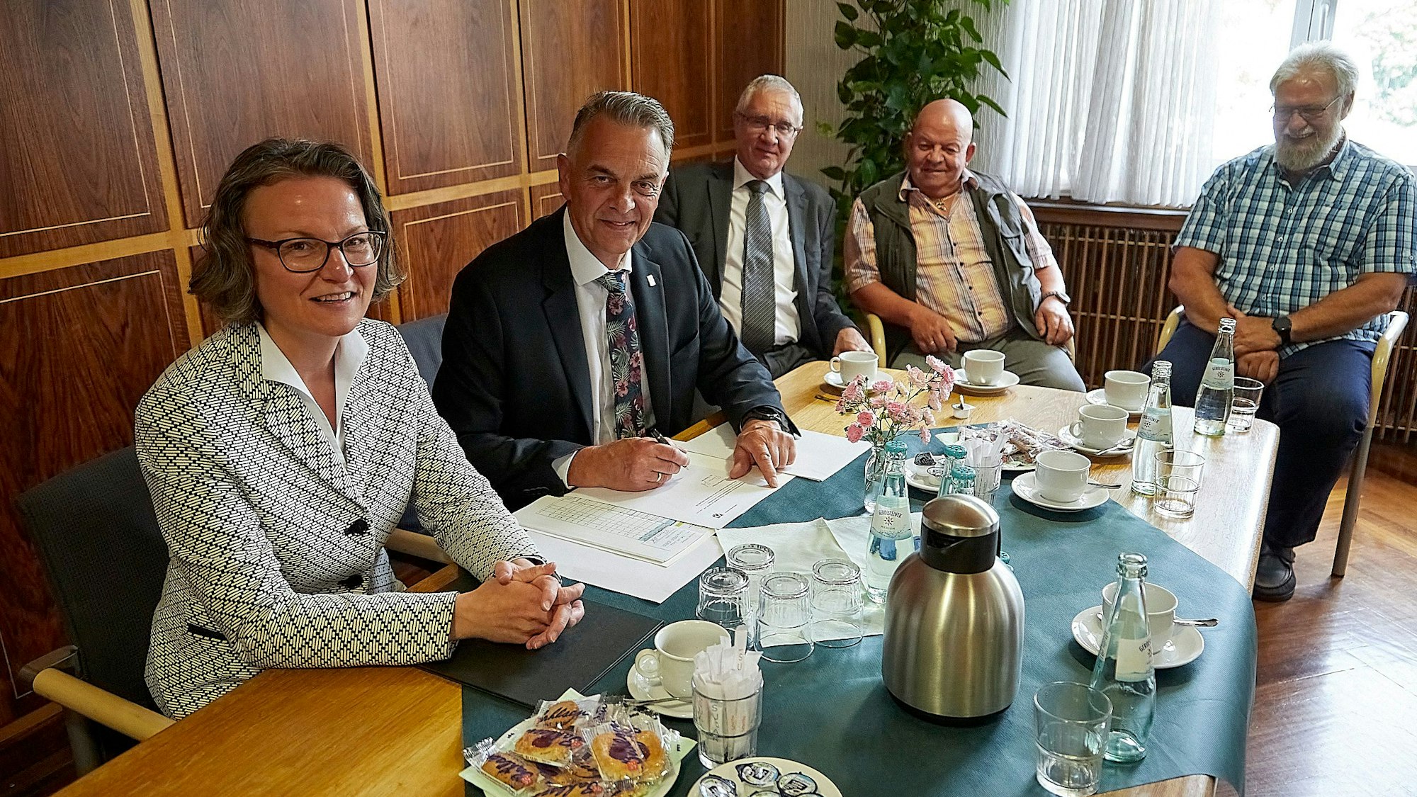 Das Bild zeigt Landeskommunalministerin Ina Scharrenbach, Bürgermeister Rudolf Westerburg und Vertreter der Ratsfraktionen.