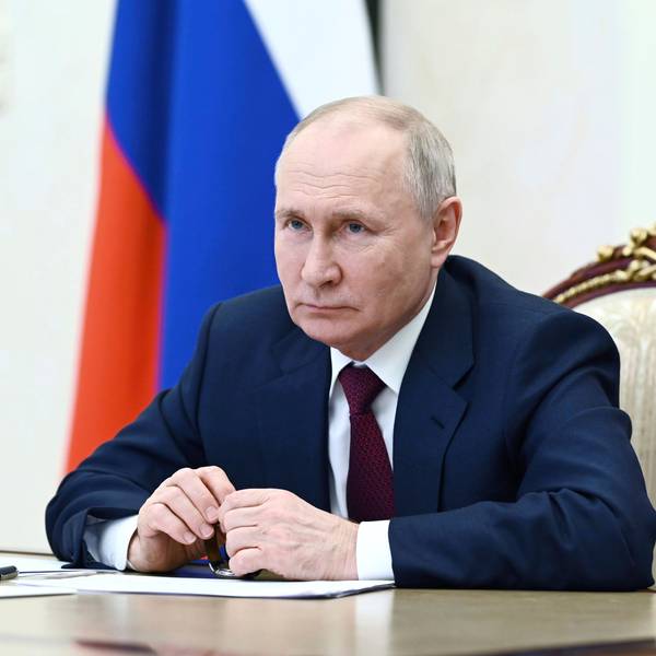Der russische Präsident Wladimir Putin bei einer Sitzung seines Kabinetts im Kreml in Moskau. Er sitzt an dem berühmten langen Tisch, hinter ihm eine russische Flagge.