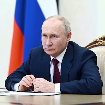 Der russische Präsident Wladimir Putin bei einer Sitzung seines Kabinetts im Kreml in Moskau. Er sitzt an dem berühmten langen Tisch, hinter ihm eine russische Flagge.