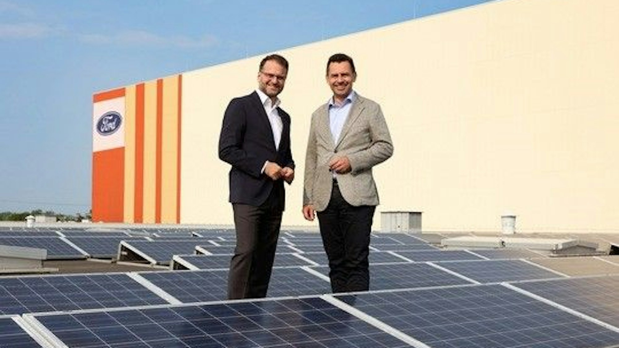 Fords Deutschlandchef Martin Sander (re.) und Andreas Feicht, Rheinenergie, im Solarpark.