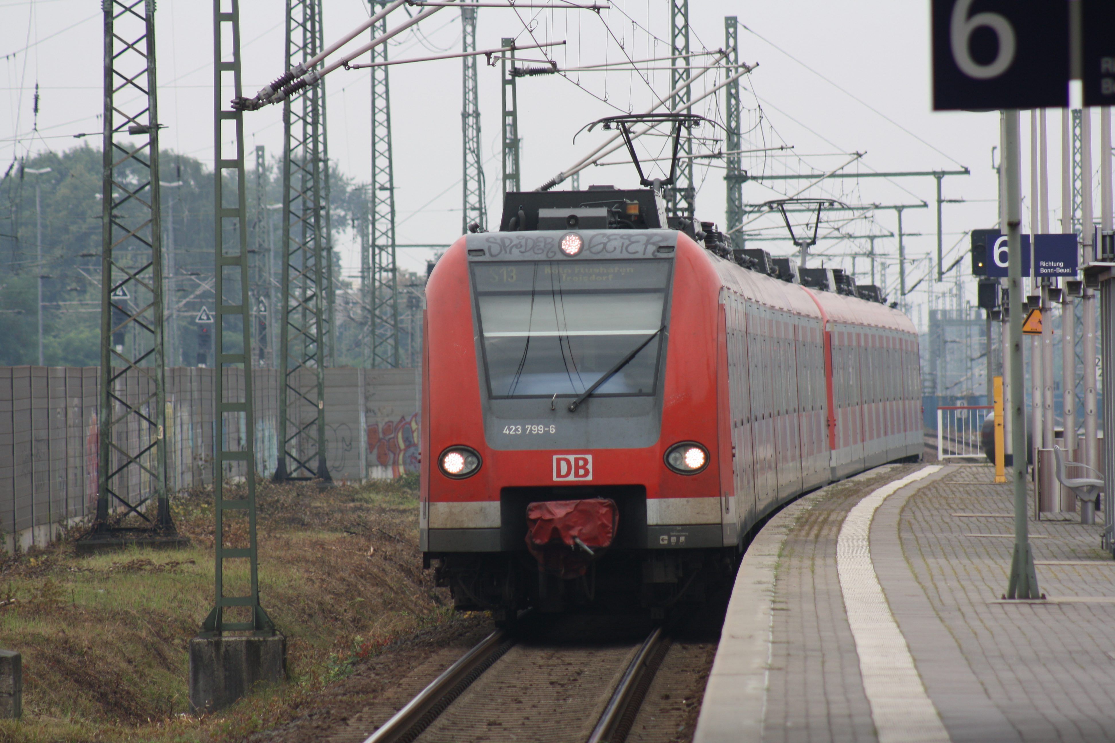 Das Bild zeigt die S-Bahn S13.