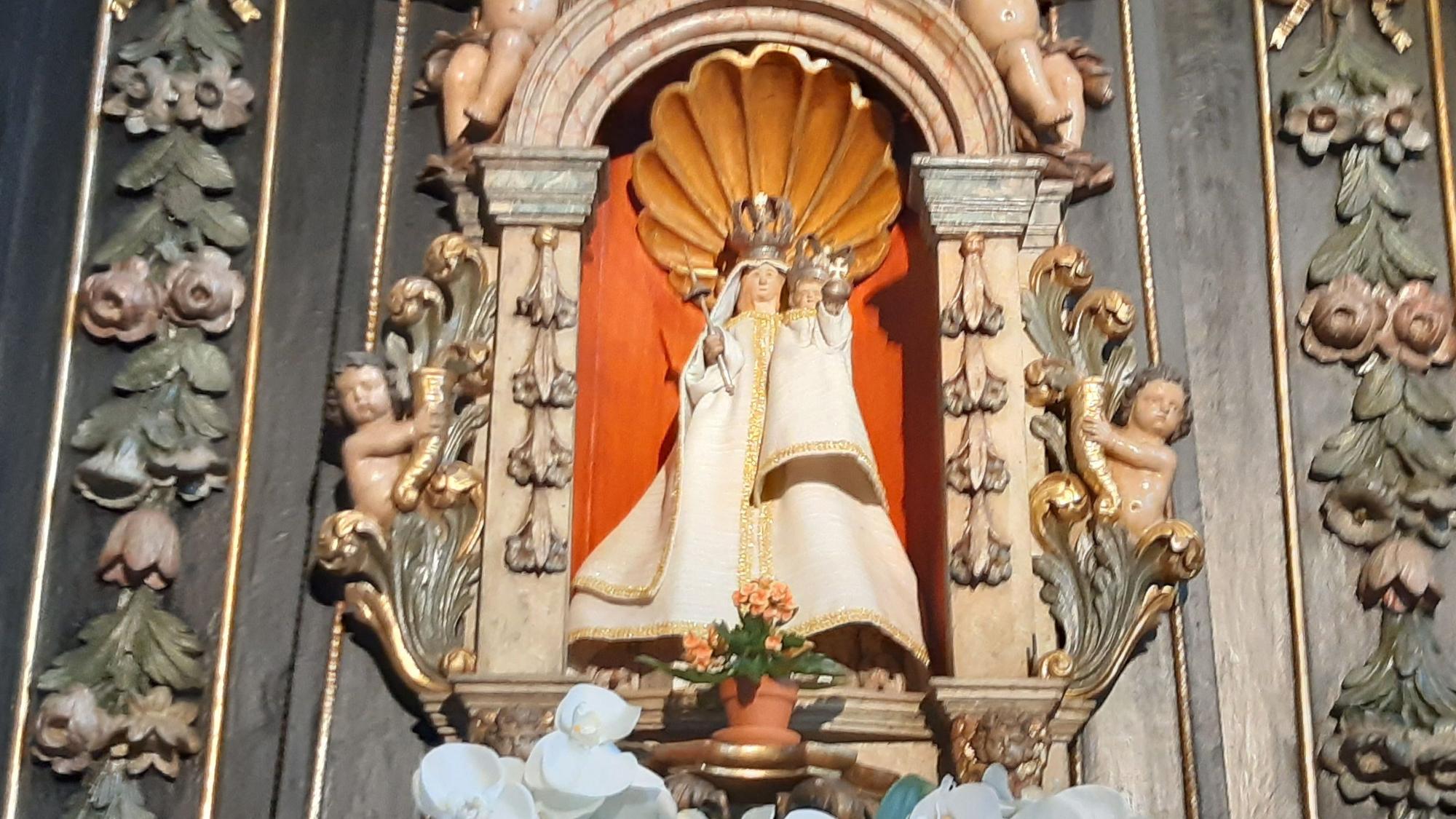 Das Bild zeigt ein Marienbild in einem Altar.