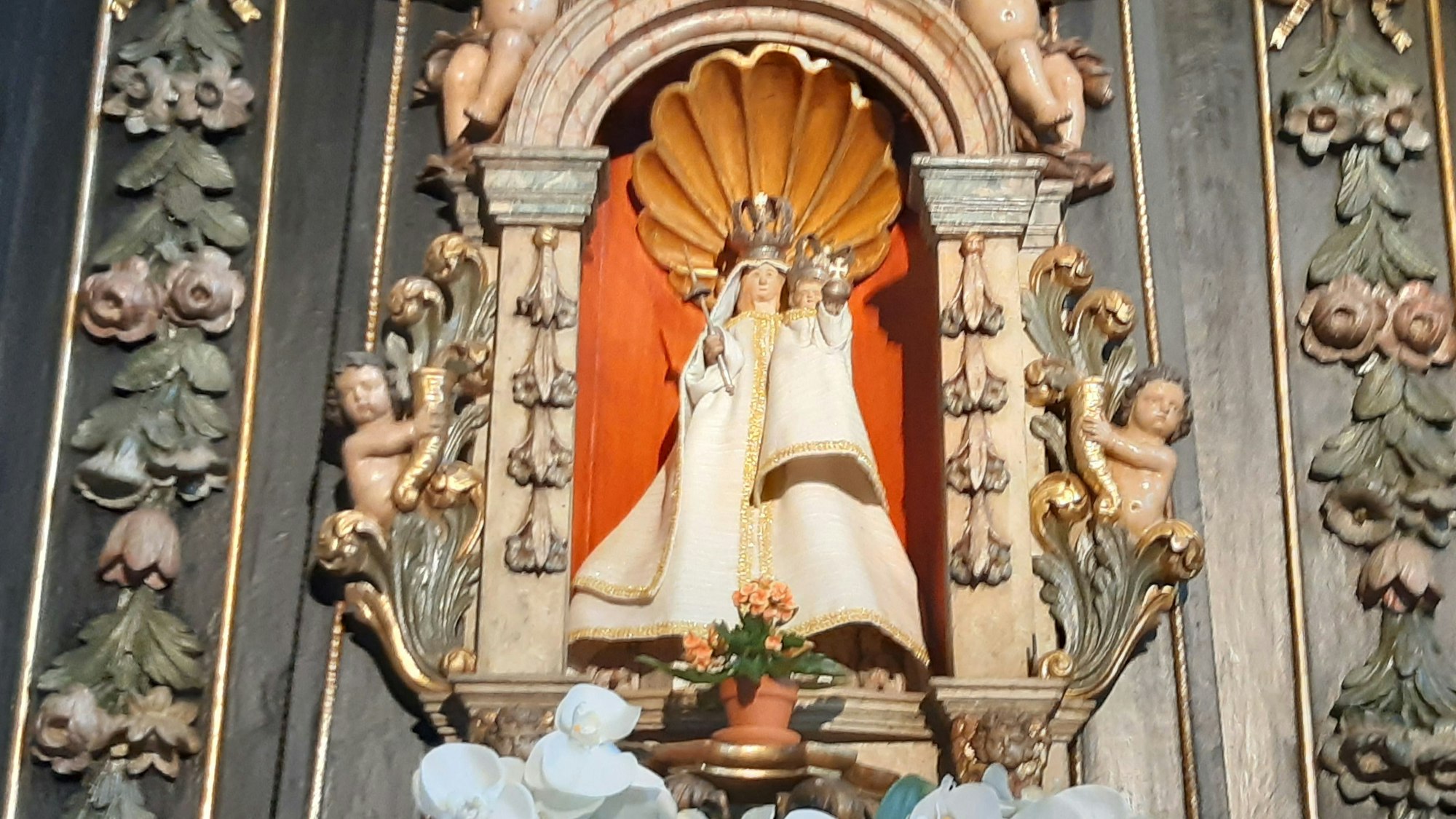 Das Bild zeigt ein Marienbild in einem Altar.