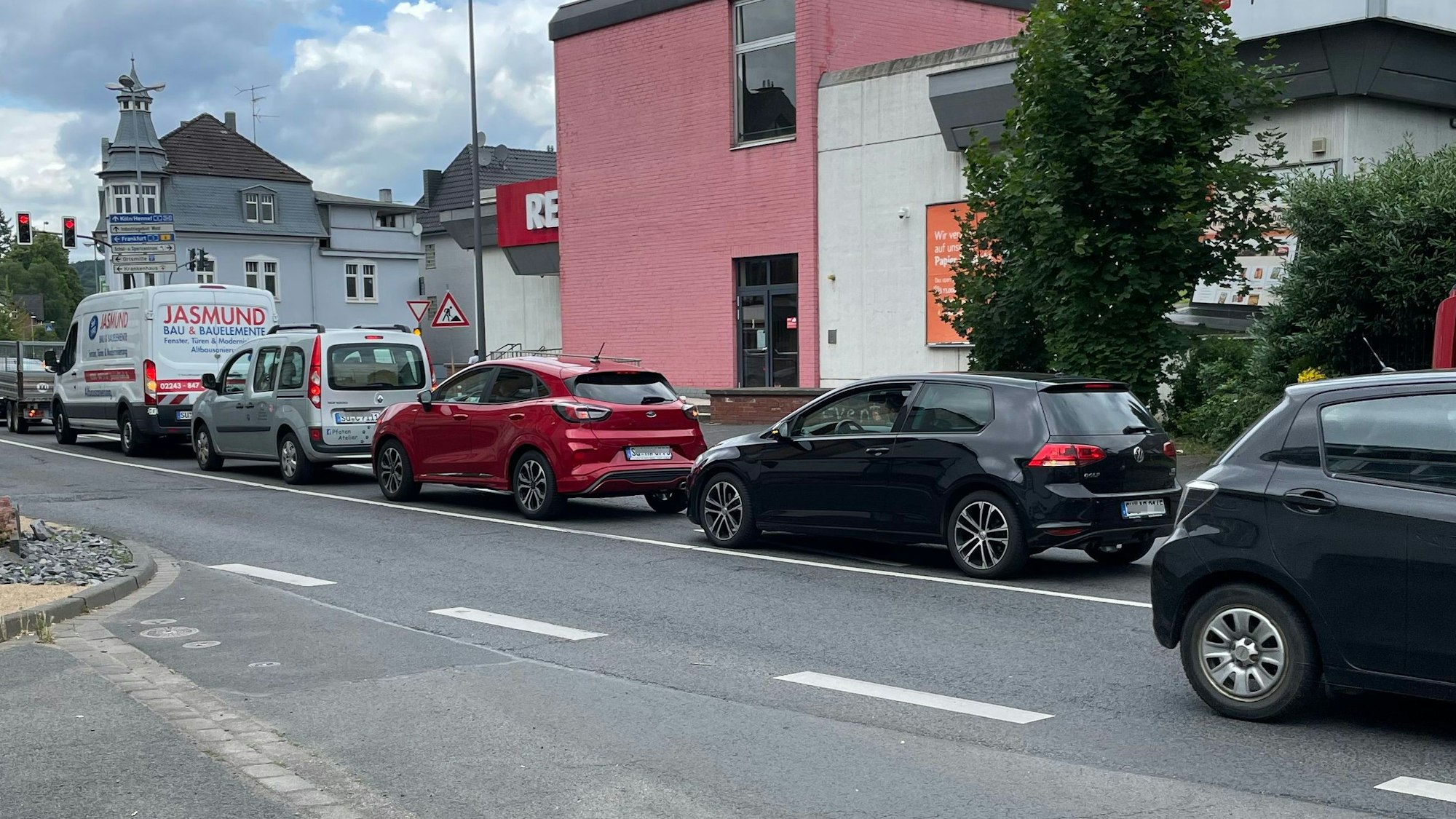 Rückstau auf der Hochstraße und vor der Ampel an Kurscheid's Eck durch neue Ampelschaltung
Rainer Viehof, Bürgermeister von Eitorf sieht die Gefahr, dass Rettungsdienst und Feuerwehr stecken bleiben