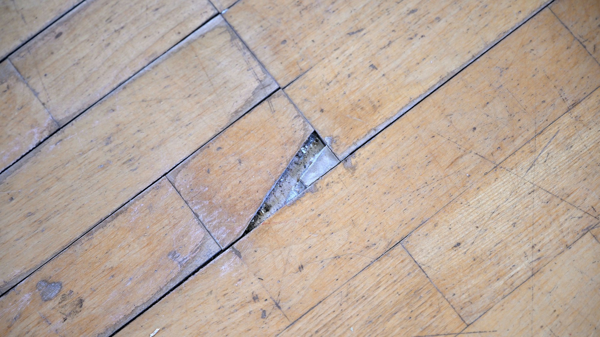 Der Boden ist beschädigt.