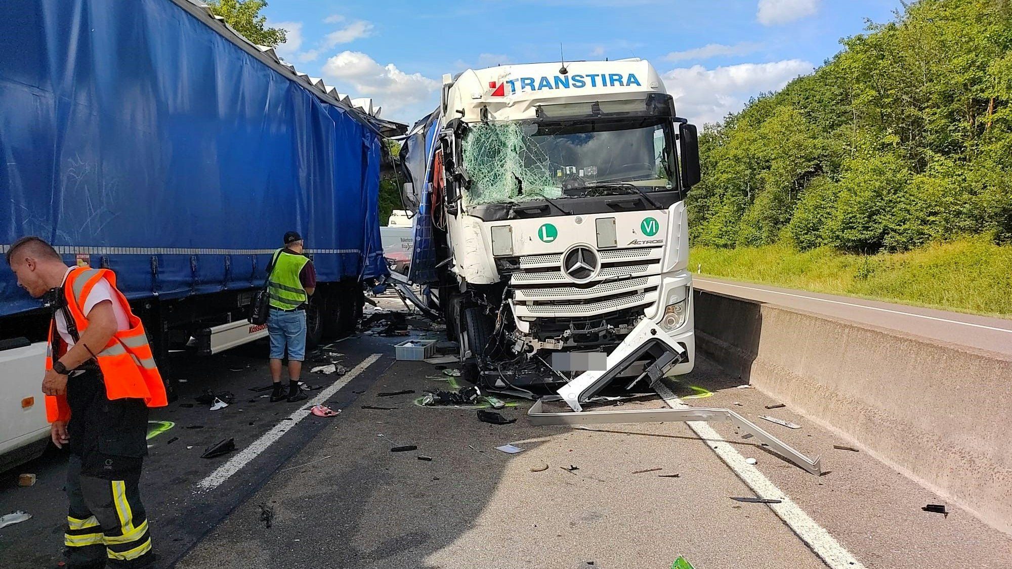 Die beiden verunglückten Lastzüge stehen an der Unfallstelle auf der A1 nebeneinander und blockieren beide Fahrstreifen in Fahrtrichtung Trier.