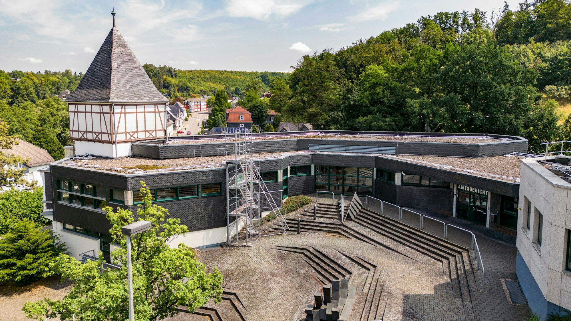 Das Amtsgericht in Wipperfürth war in Oberberg das erste Gericht, das die elektronische Akte eingeführt hat. Das war im Dezember 2018. Hier ist das Gericht von außen zu sehen.