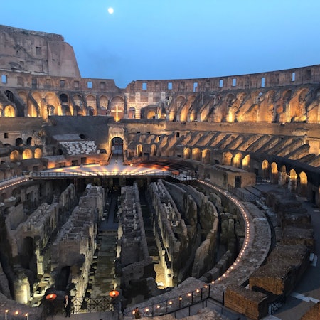 Das Kolosseum in Rom wird in den Abendstunden beleuchtet.