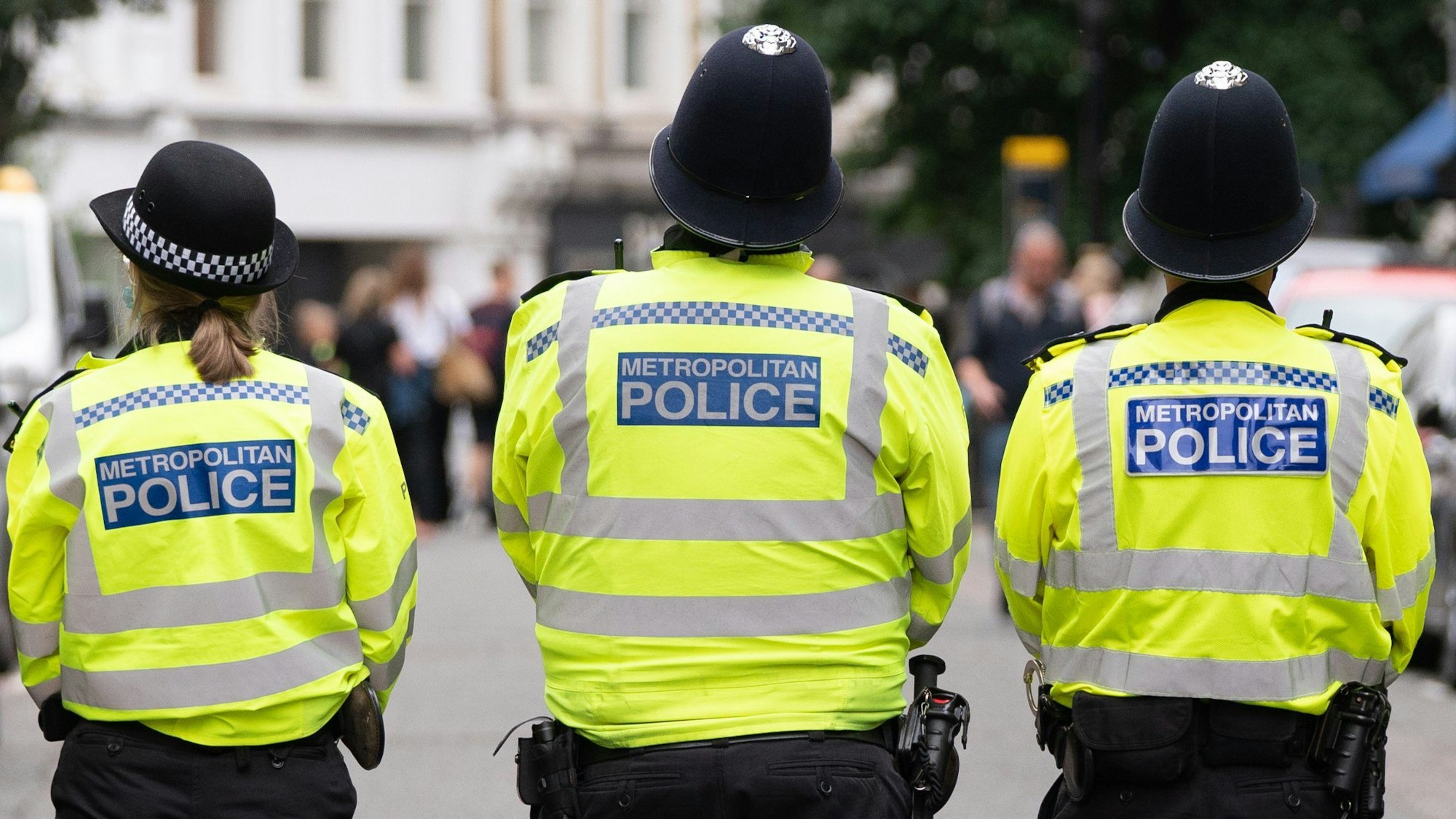 Polizisten stehen in London auf der Straße.