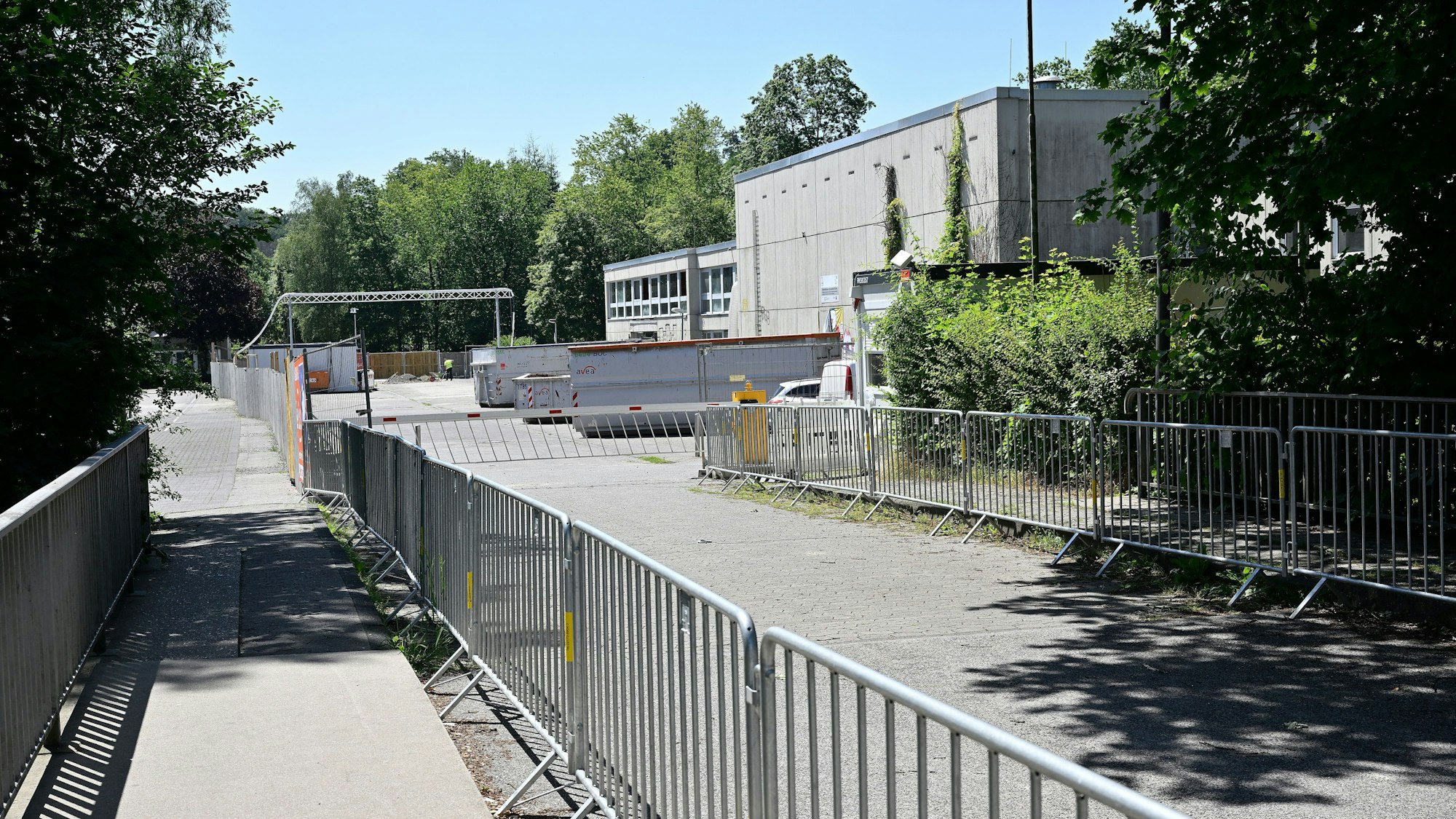 Wegen Sanierungsarbeiten am Schulzentrum Kürten stehen Bauzäune auf dem Gelände.