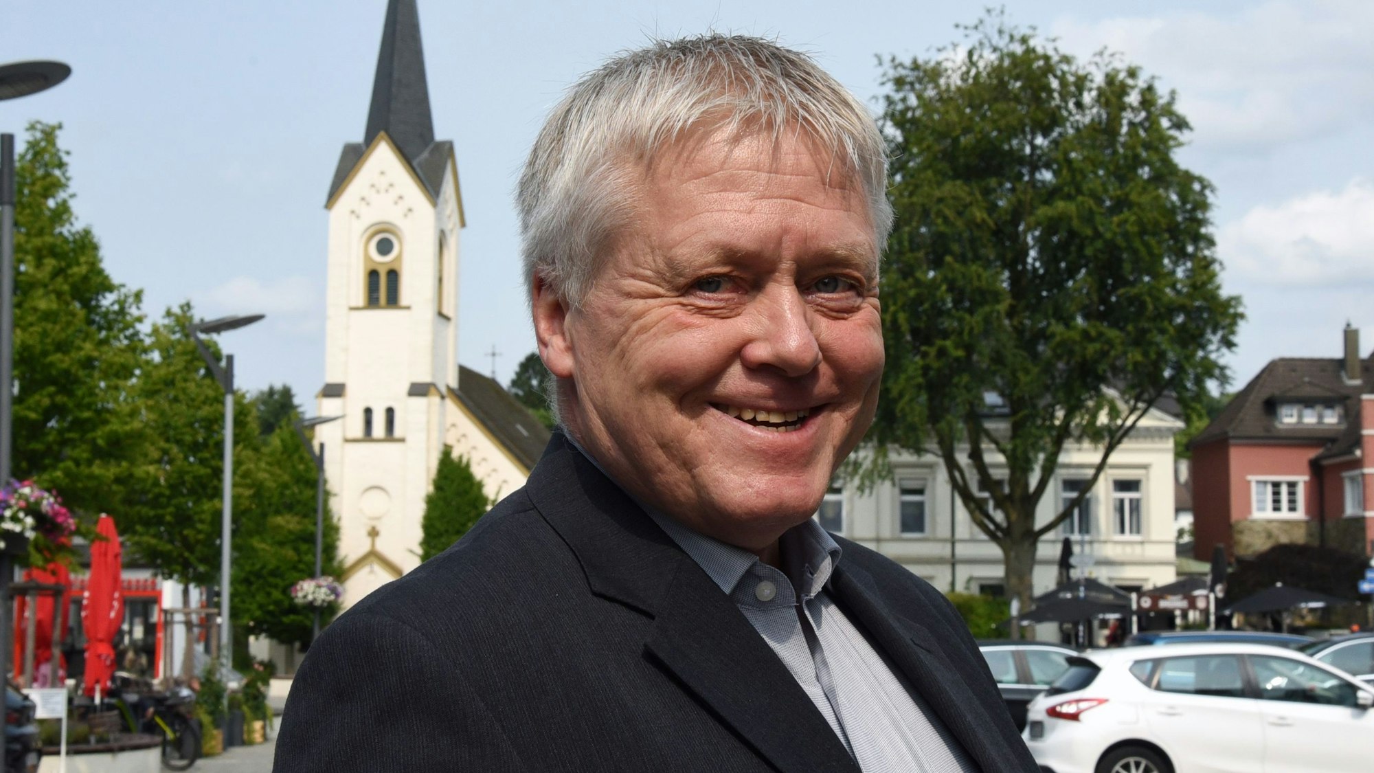 Michael Kunz steht vor der evangelischen Kirche in Wipperfürth.