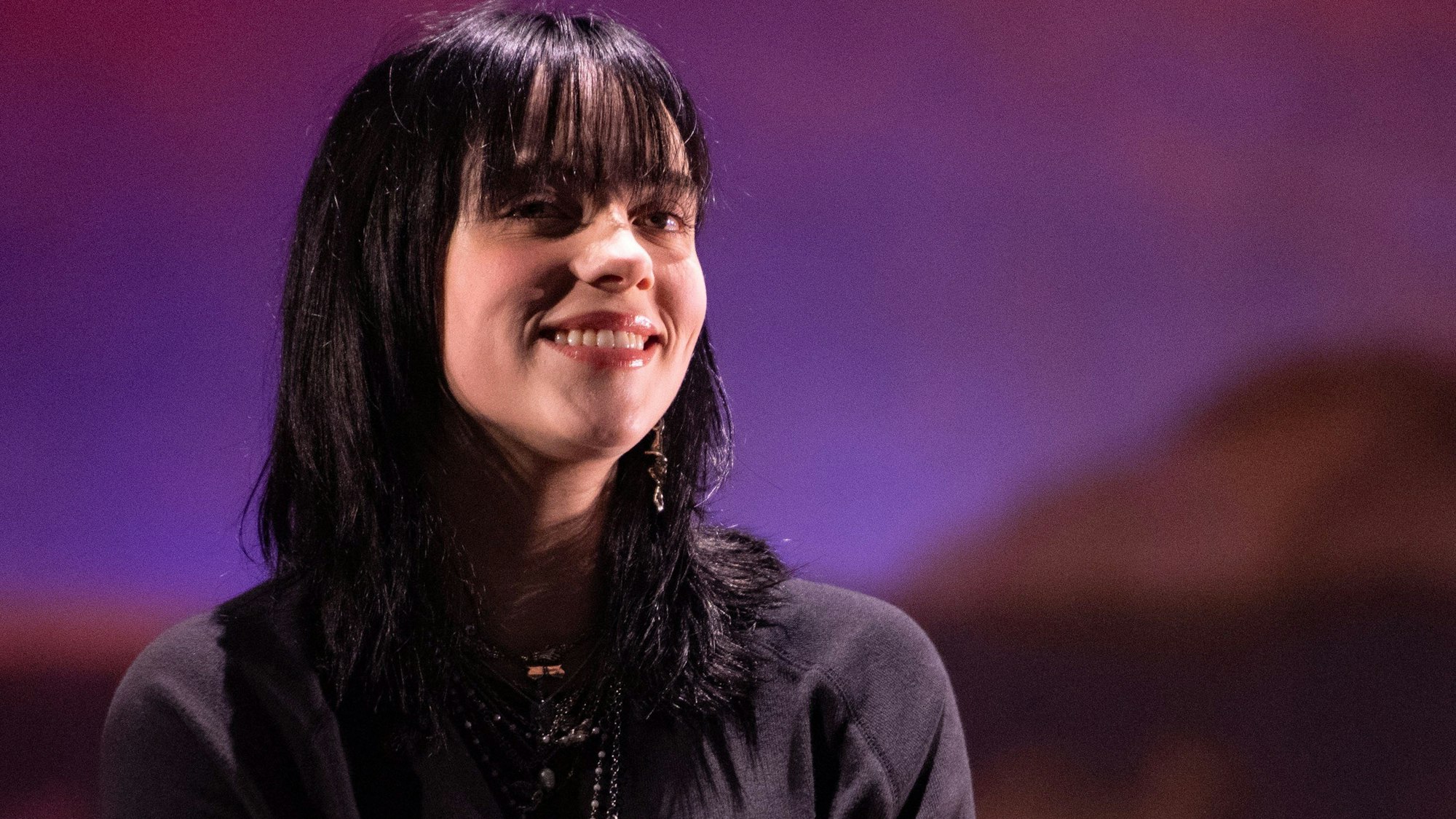 Popstar Billie Eilish singt auf der Bühne. (Archivbild)