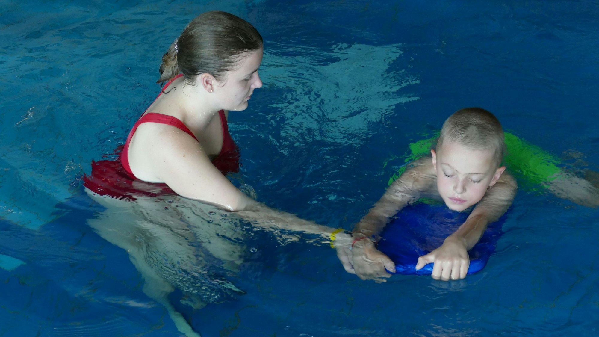Lena Peters von der DRK Wasserwacht leitet eines der Kinder an.