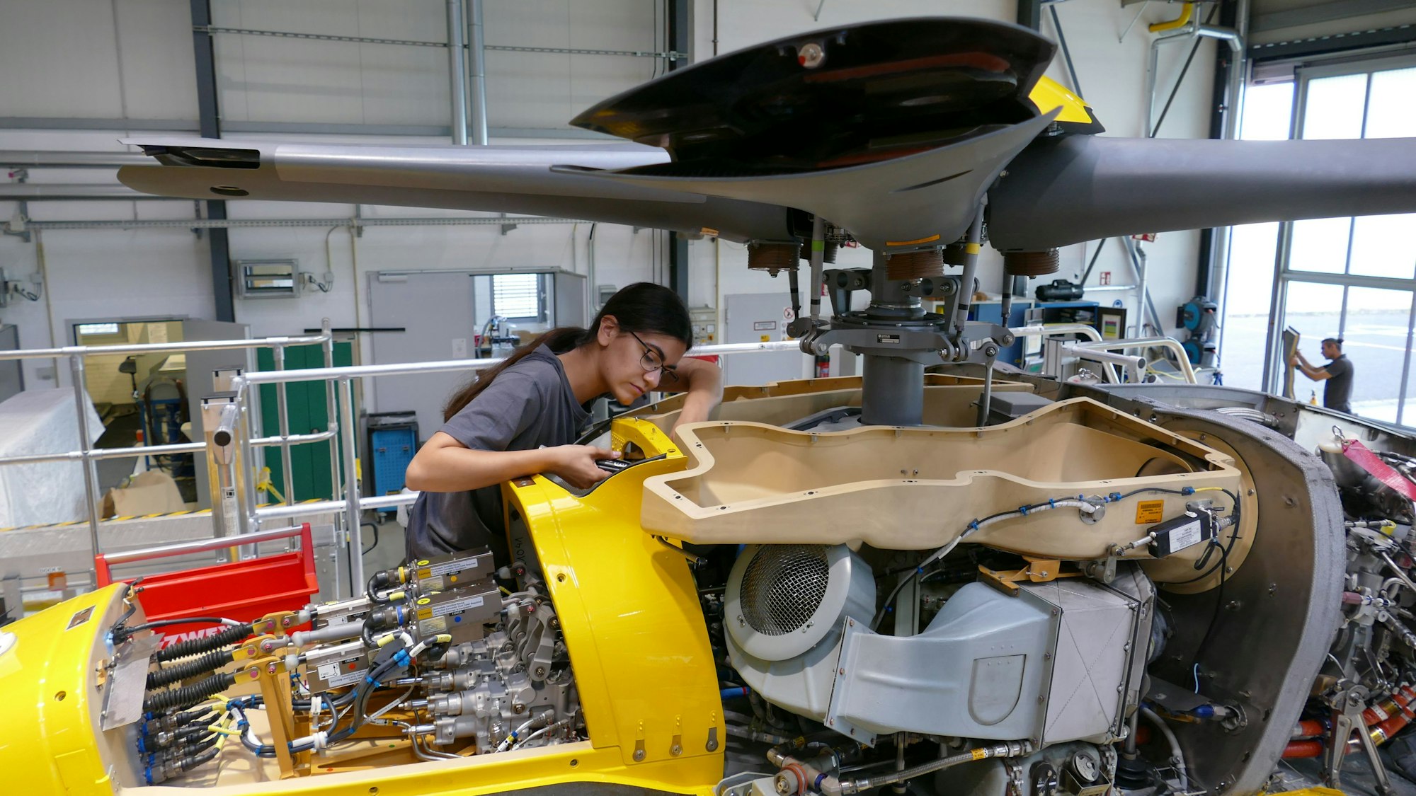 Auch Frauen arbeiten an den Hubschraubern.