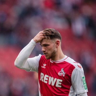 15.04.2023, Nordrhein-Westfalen, Köln: Fußball: Bundesliga, 1. FC Köln - FSV Mainz 05, 28. Spieltag, RheinEnergieStadion. Kölns Jan Thielmann reagiert nach der Partie. Foto: Marius Becker/dpa - WICHTIGER HINWEIS: Gemäß den Vorgaben der DFL Deutsche Fußball Liga bzw. des DFB Deutscher Fußball-Bund ist es untersagt, in dem Stadion und/oder vom Spiel angefertigte Fotoaufnahmen in Form von Sequenzbildern und/oder videoähnlichen Fotostrecken zu verwerten bzw. verwerten zu lassen. +++ dpa-Bildfunk +++