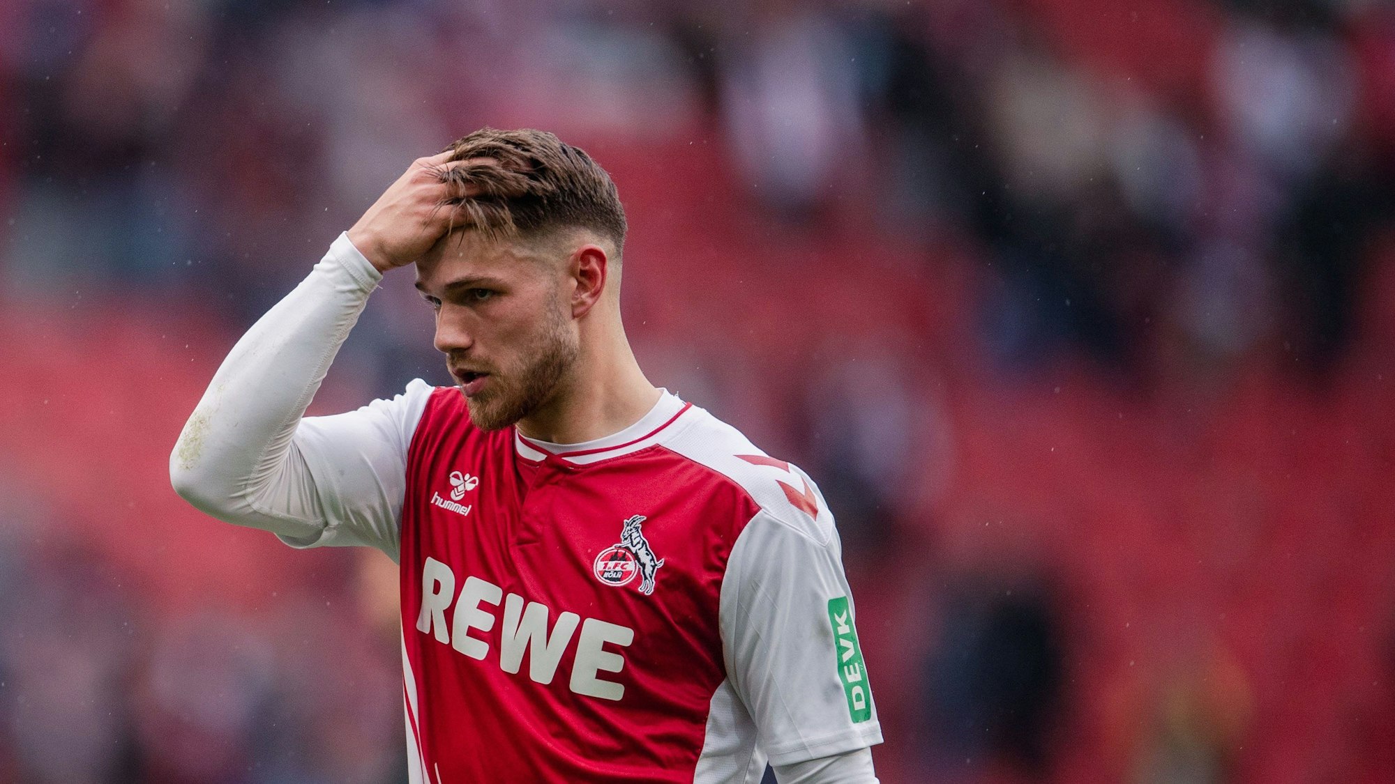 15.04.2023, Nordrhein-Westfalen, Köln: Fußball: Bundesliga, 1. FC Köln - FSV Mainz 05, 28. Spieltag, RheinEnergieStadion. Kölns Jan Thielmann reagiert nach der Partie. Foto: Marius Becker/dpa - WICHTIGER HINWEIS: Gemäß den Vorgaben der DFL Deutsche Fußball Liga bzw. des DFB Deutscher Fußball-Bund ist es untersagt, in dem Stadion und/oder vom Spiel angefertigte Fotoaufnahmen in Form von Sequenzbildern und/oder videoähnlichen Fotostrecken zu verwerten bzw. verwerten zu lassen. +++ dpa-Bildfunk +++
