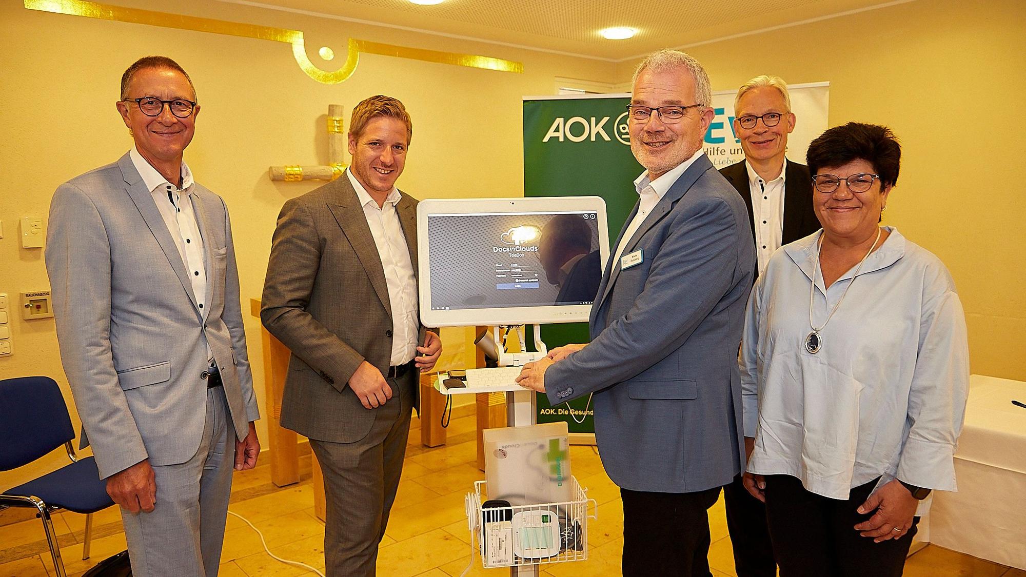 Helmut Schneider (von links), Markus Ramers, Malte Duisberg, Matthias Mohrmann und Claudia Moll stehen um einen Bildschirm herum.