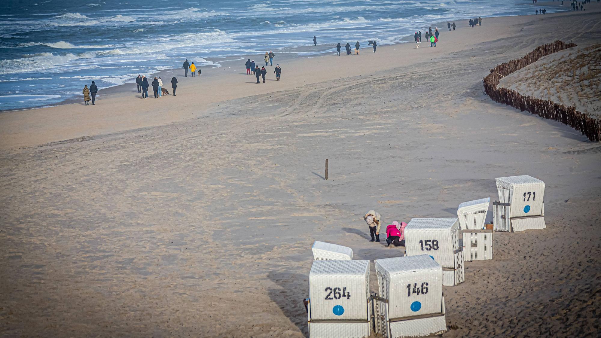 Blick auf einen Strand auf Sylt bei Kampen. Am Freitagmorgen (7. Juli) ist ein 85-Jähriger bei einem Badeunfall in der Nordsee gestorben. (Symbolbild)