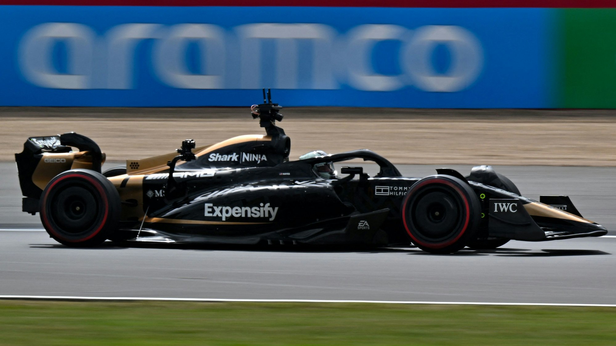Das Auto des fiktiven Apex-Teams für einen von der Formel 1 inspirierten Film fährt vor dem Großen Preis von Großbritannien auf der Silverstone-Rennstrecke in Silverstone, Mittelengland, am 6. Juli 2023 auf die Strecke.