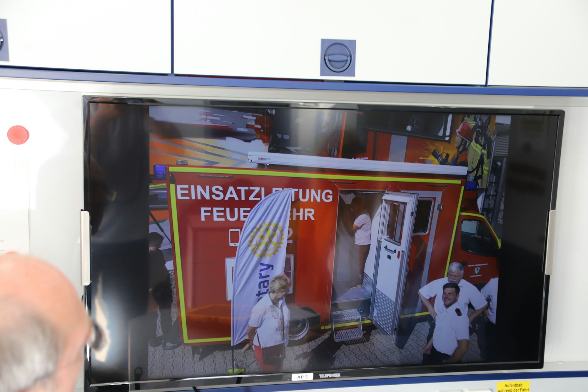 Der Rotary-Club Overath-Rösrath/Bergisches Land hat 16000 Euro für eine Drohne für die Feuerwehr zur Verfügung gestellt. Die Bilder von der Drohne können in den Einsatzleitwagen übertragen worden.