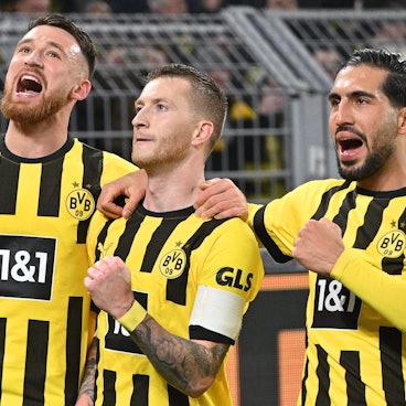 Dortmunds Marco Reus (M) jubelt nach seinem Elfmeter-Tor zum 1:0 mit den Teamkollegen.