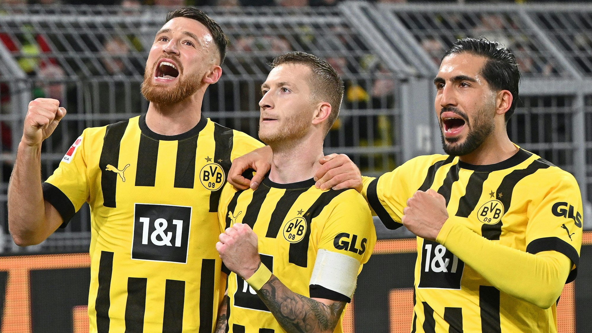 Dortmunds Marco Reus (M) jubelt nach seinem Elfmeter-Tor zum 1:0 mit den Teamkollegen.