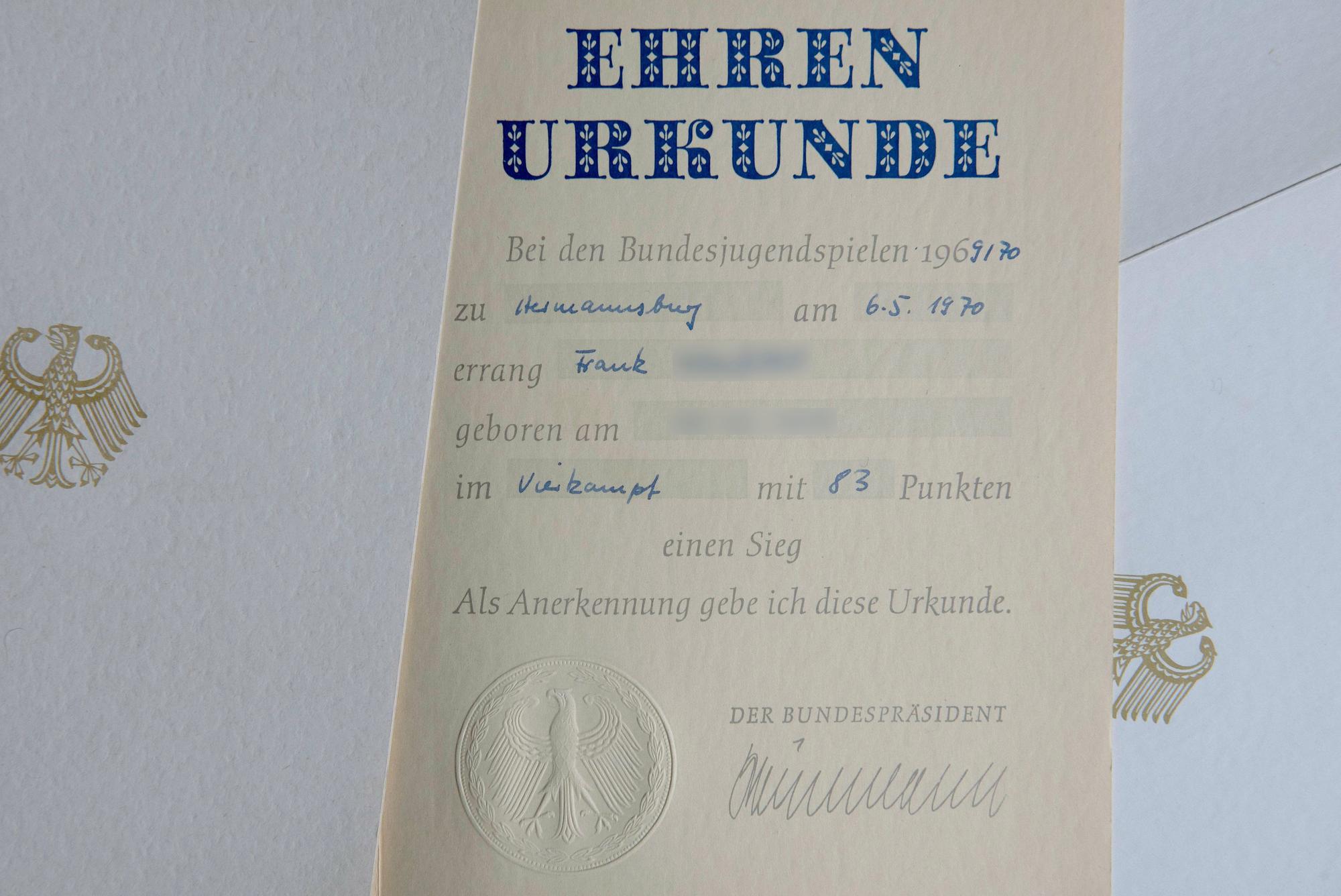 Eine Ehrenurkunde für die Teilnahme an den Bundesjugendspielen 1969/70, unterschrieben vom damaligen Bundespräsidenten Gustav Heinemann.