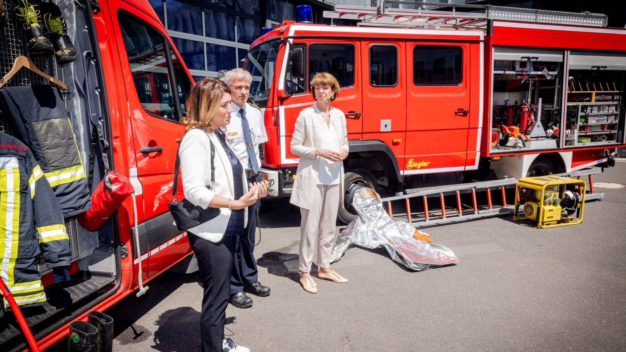 Kölns Oberbürgermeisterin Henriette Reker (M.) präsentiert im Juli 2023 gemeinsam mit Volker Ruster (Feuerwehr Köln) und Linda Mai (Blau-Gelbes Kreuz) Hilfsgüter für die ukrainische Partnerstadt Dnipro.