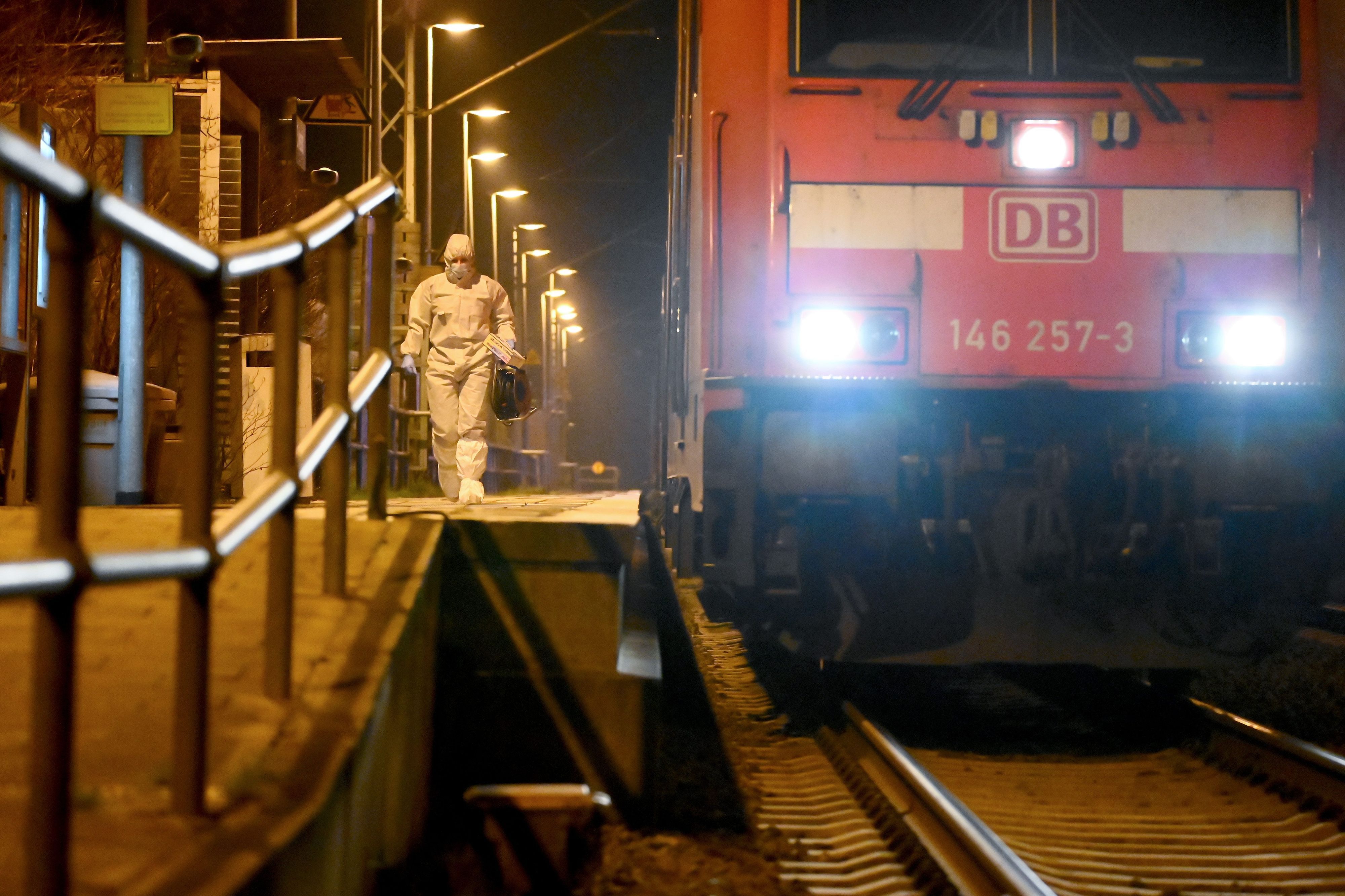 Mitarbeiter der Spurensicherung sind auf einem Bahnsteig neben dem Regionalzug im Bahnhof im Einsatz. (Archivbild)