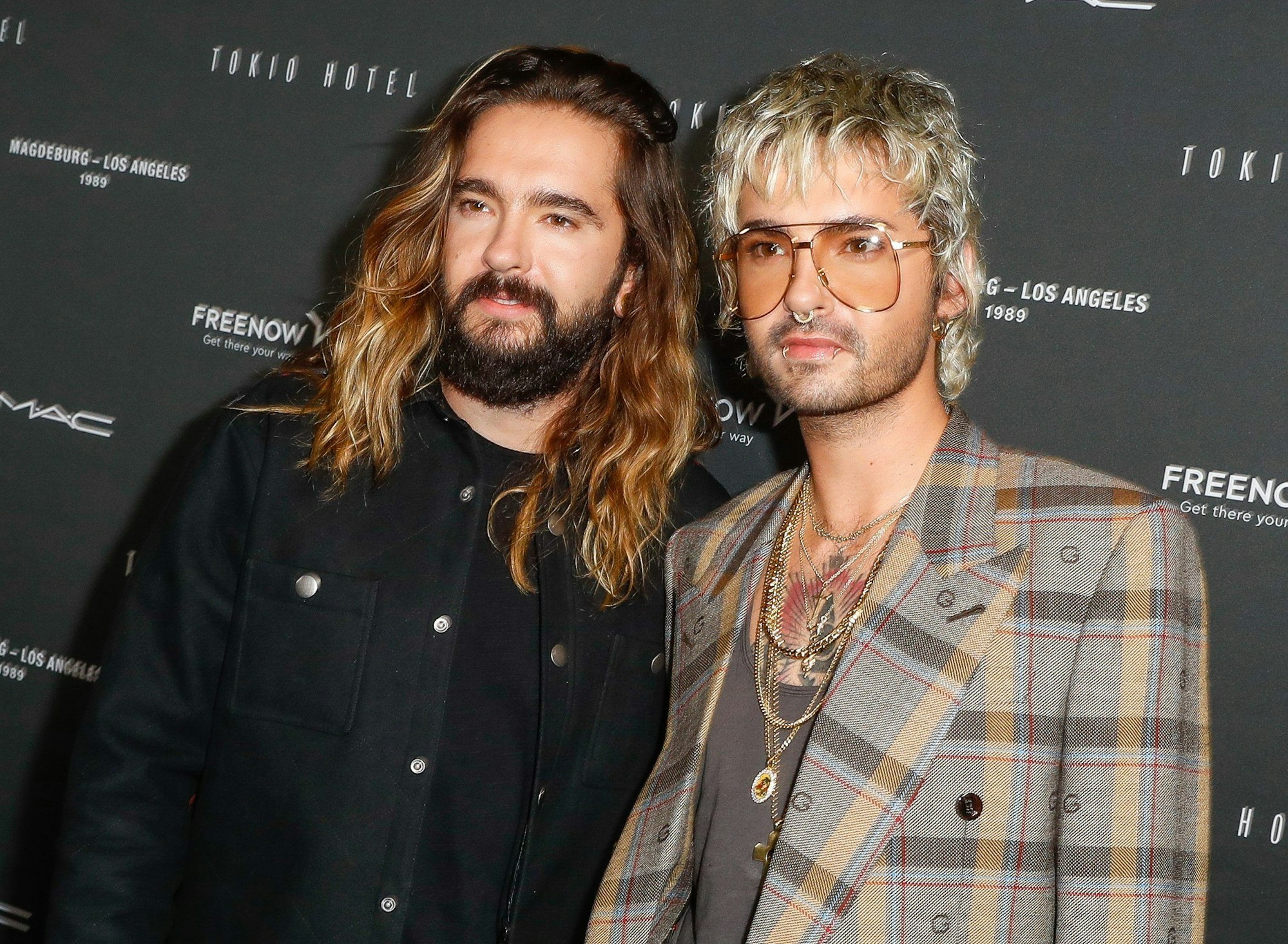 Tom Kaulitz (l) und sein Bruder Bill Kaulitz kommen zu einem Event von Tokio Hotel.