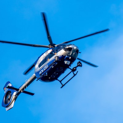Ein Polizeihubschrauber in der Luft.