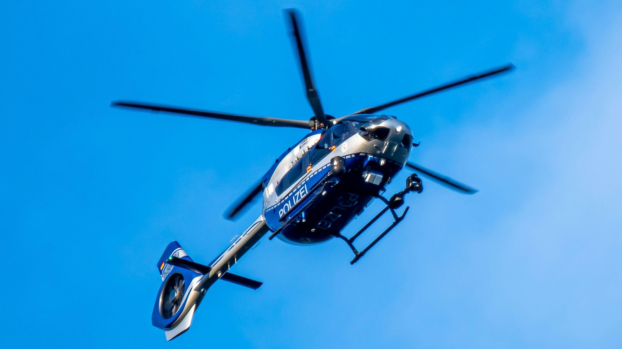 Ein Polizeihubschrauber in der Luft.