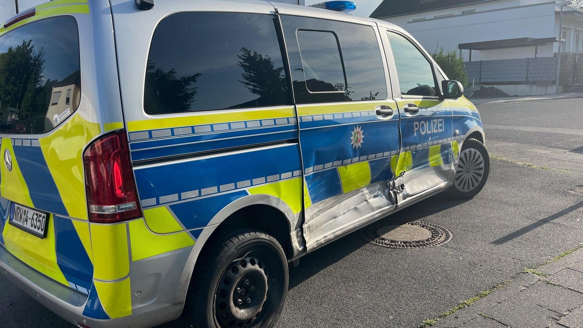 In Sankt Augustin-Niederpleis ist auf der Pleistalstraße ein Streifenwagen mit einem anderen Fahrzeug kollidiert. Das Polizeiauto wurde an der Beifahrerseite schwer beschädigt, der linke Hinterreifen ist platt.