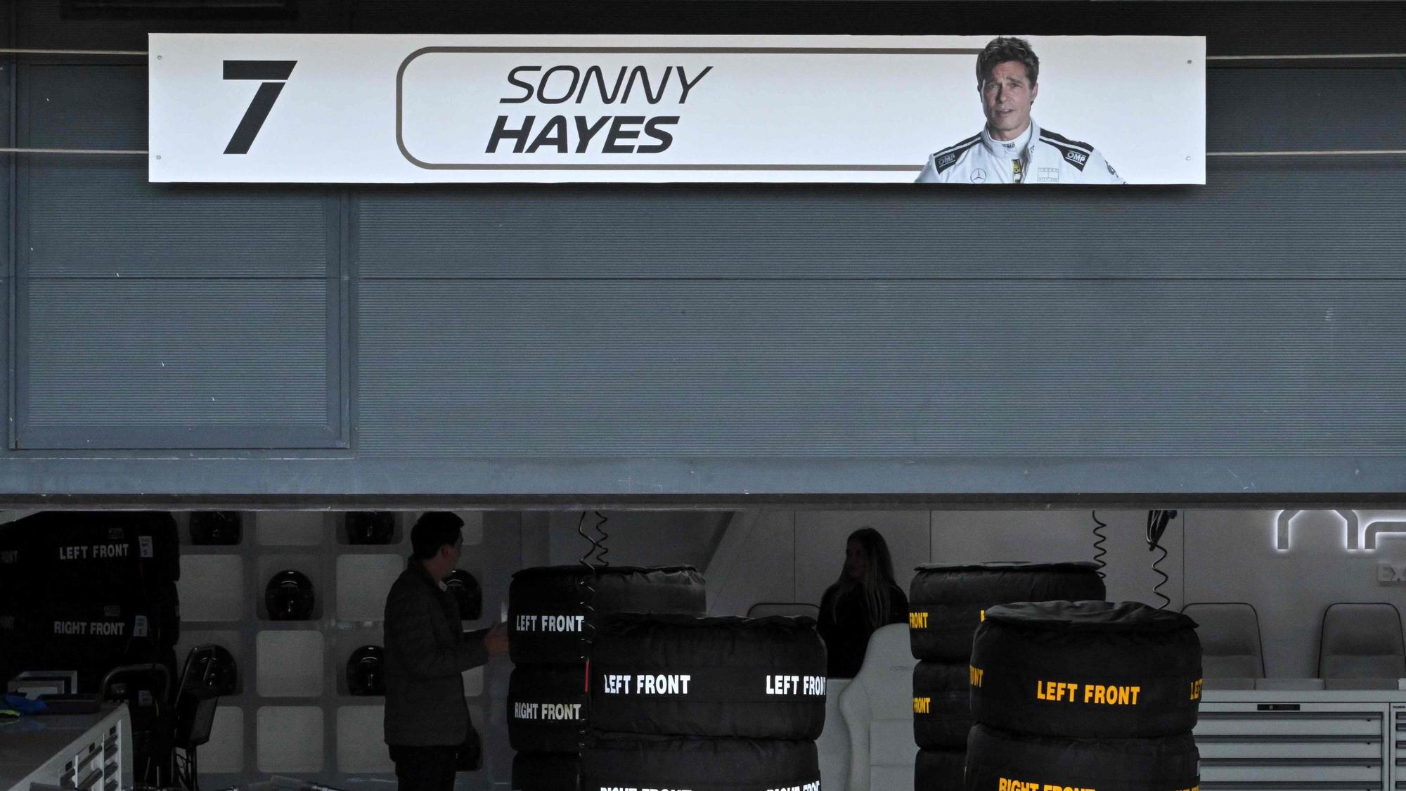 Ein Schild mit dem Bild des US-Schauspielers Brad Pitt, der in einem von der Formel 1 inspirierten Film Sonny Hayes, den Fahrer des fiktiven Apex-Teams, spielt, hängt über seiner fiktiven Garage vor dem Großen Preis von Großbritannien auf der Silverstone-Rennstrecke in Silverstone, Mittelengland, am 6. Juli 2023.