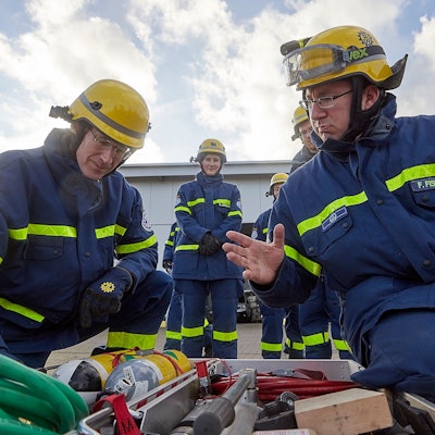 Das Foto zeigt den Bundestagsabgeordneten Detlef Seif bei der Ausbildung beim THW in Euskirchen im Dezember 2022.