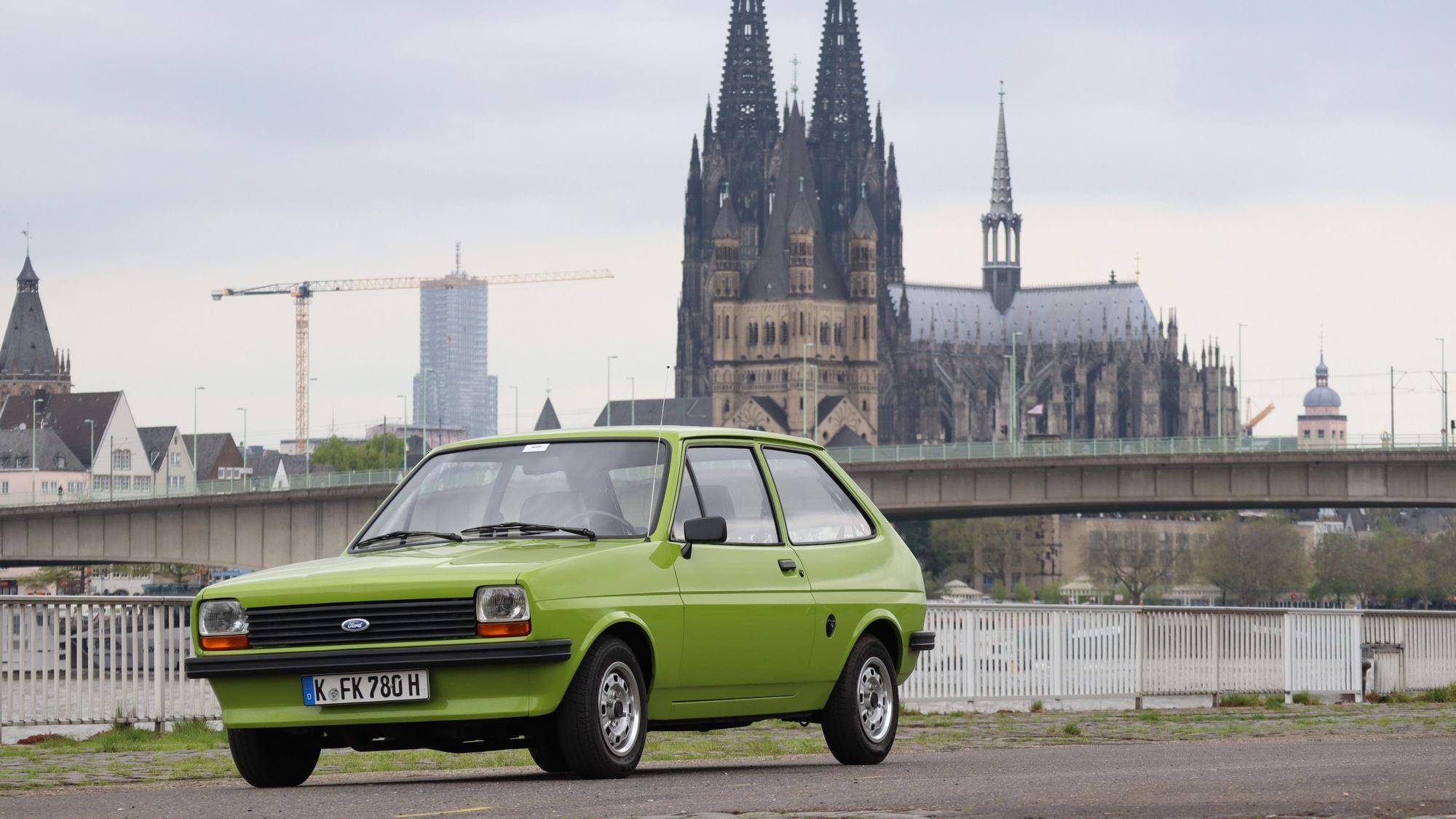 Köln: Fast ein Wahrzeichen wie der Dom: Der Ford Fiesta zeigt sich vor beeindruckender Kölner Stadtkulisse. Die Produktion des Kleinwagens wurde am Freitagabend im Kölner Ford-Werk eingestellt.