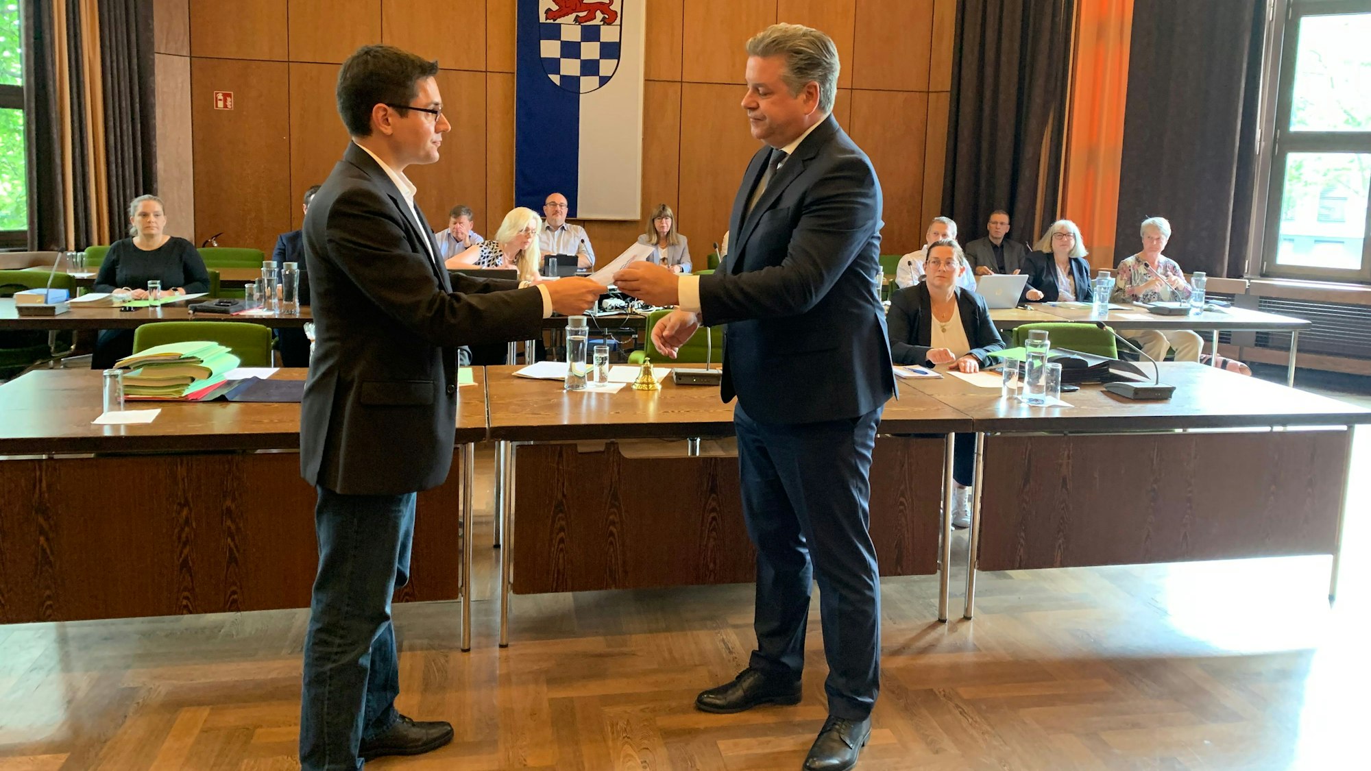 SPD-Fraktionsvorsitzender Marc Knülle (r.) erhält von Büregermeister Max Leitterstorf die Urkunde als Stadtältester.