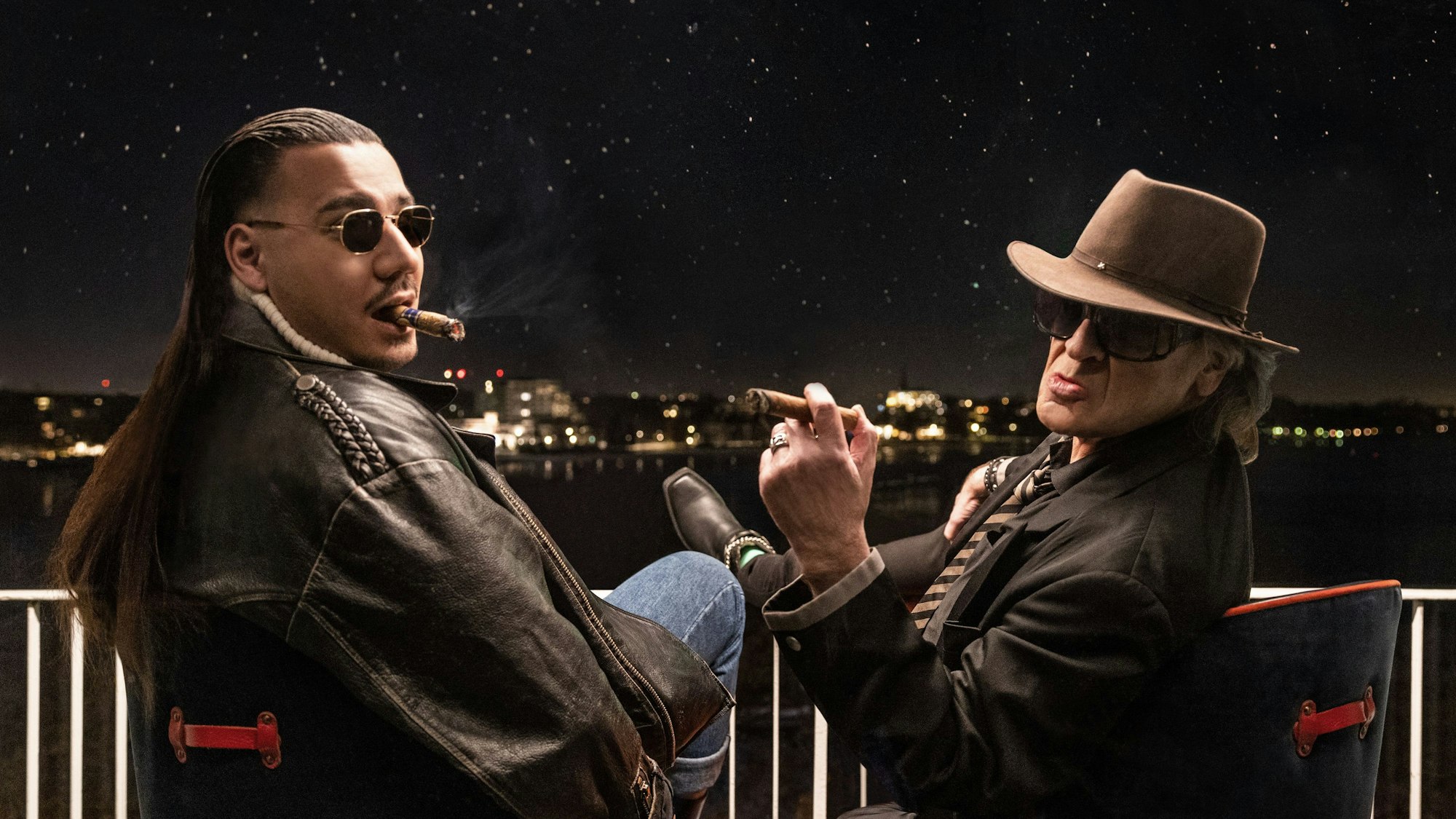 Apache 207 (l), Deutsch-Rapper, und Udo Lindenberg, Panikrocker, sitzen nebeneinander.