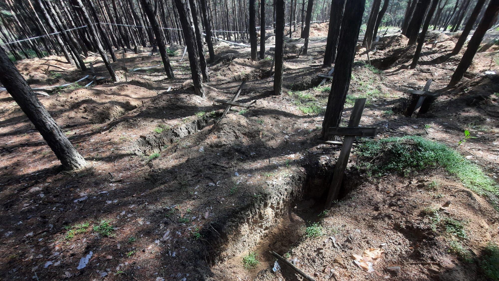 Juni 202 Alfred Eich und Andreas Klassen von "Rheinbach hilft" in der Ukraine bei der achten Fahrt. In einem Wald, sagt der örtliche Pfarrer, sind nach dem Abzug der Russen 500 Leichen ausgegraben und in einem anderen Wald mit Kreuzen bestattet worden.