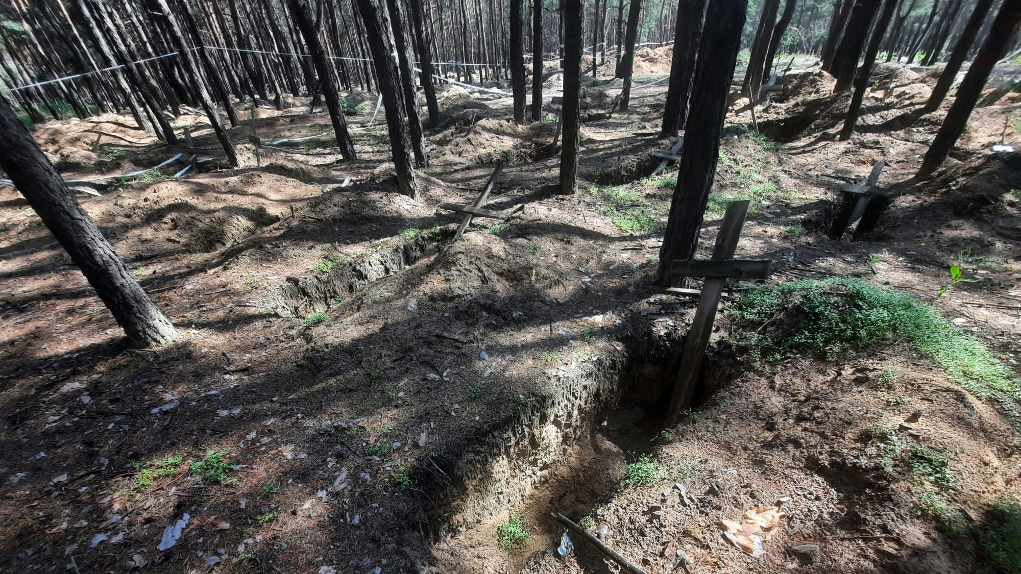 Juni 202 Alfred Eich und Andreas Klassen von "Rheinbach hilft" in der Ukraine bei der achten Fahrt. In einem Wald, sagt der örtliche Pfarrer, sind nach dem Abzug der Russen 500 Leichen ausgegraben und in einem anderen Wald mit Kreuzen bestattet worden.