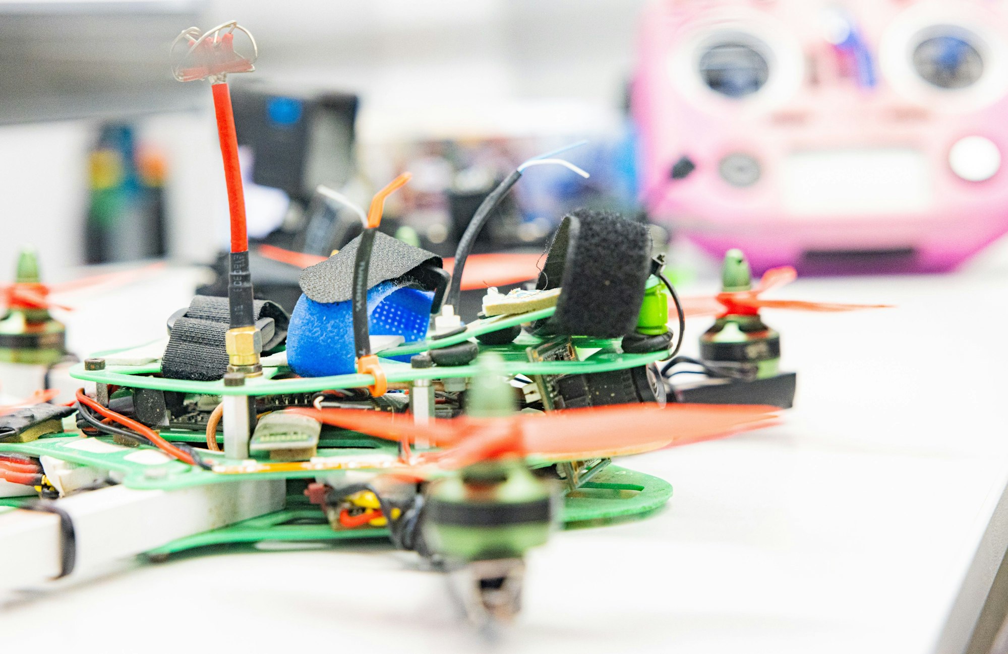 Sieht kompliziert aus, ist es auch: Der Kurs gibt einen Einblick in den Drohnenbau.