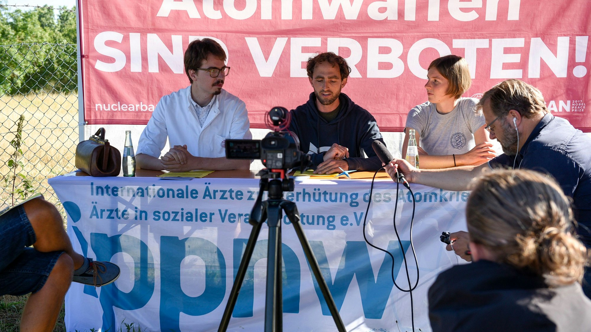Dirk Hoogenkamp, Johannes Oehler und Kim Rosebrock von den Friedensnobelpreisorganisationen IPPNW und ICAN hatten zum Pressegespräch am Fliegerhorst Nörvenich eingeladen.