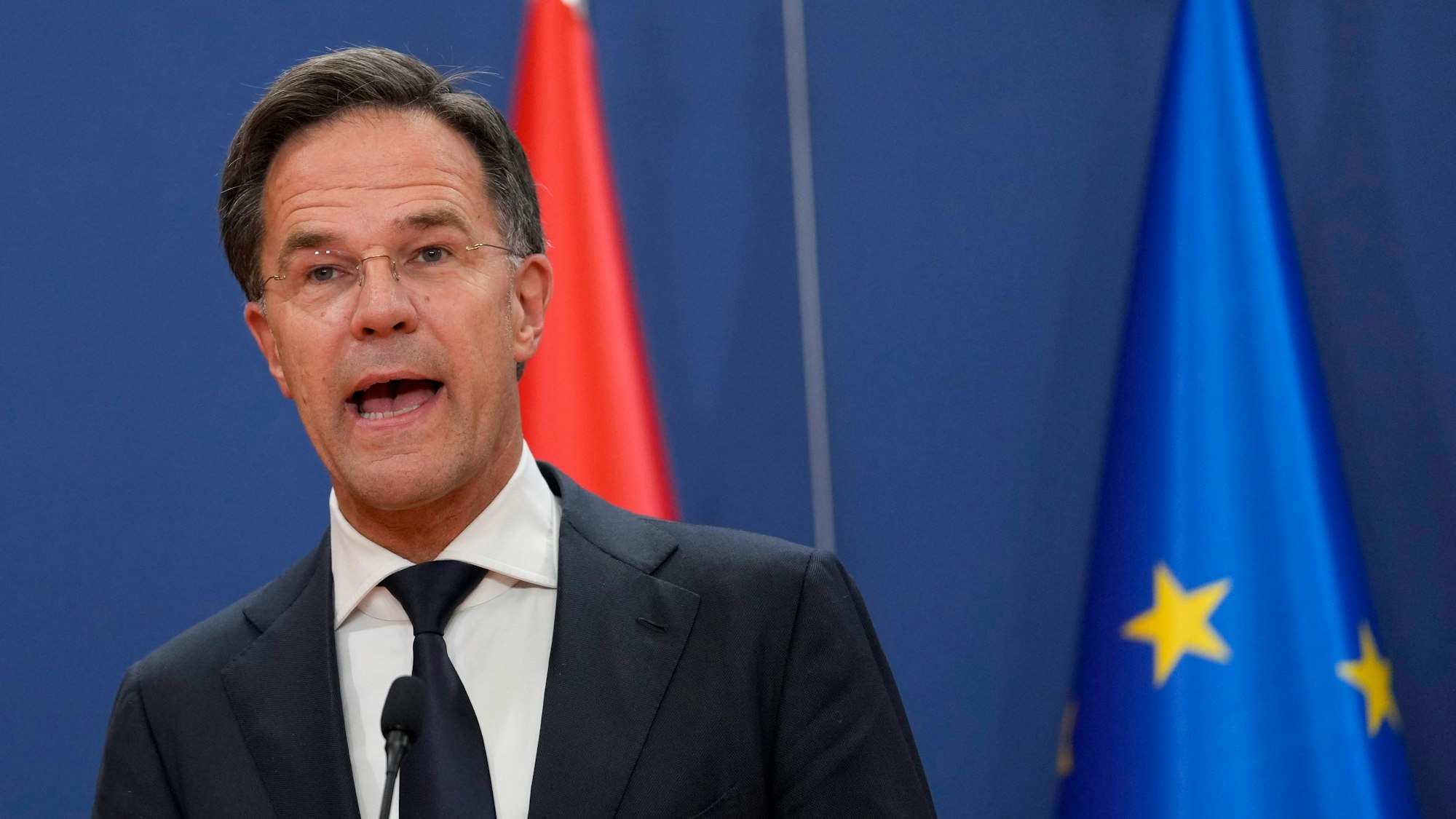 Mark Rutte bei einer Pressekonferenz.