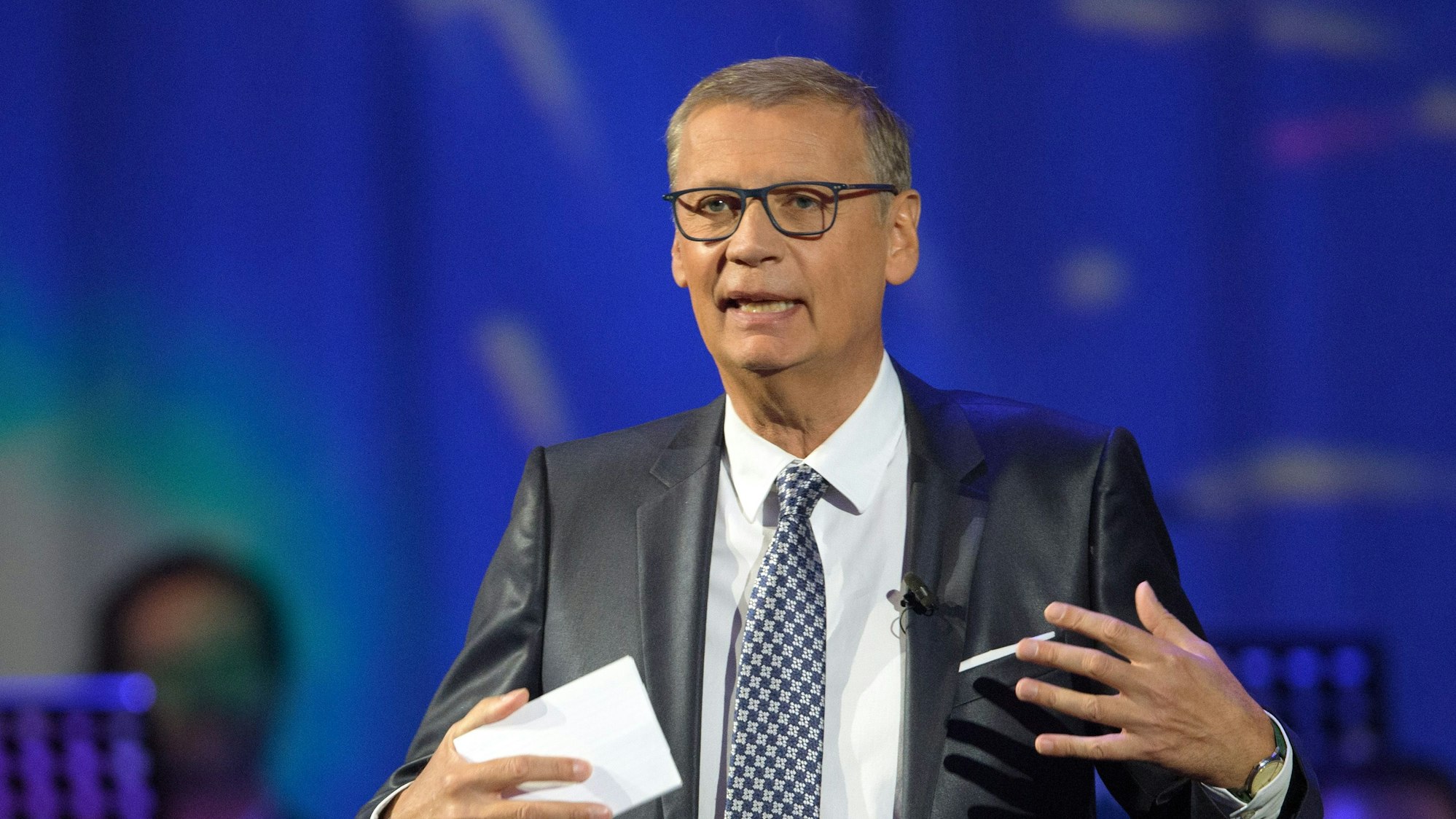 Günther Jauch moderiert in der Metropolis-Halle beim Festakt zum 30. Jahrestag der Deutschen Einheit eine Talkrunde