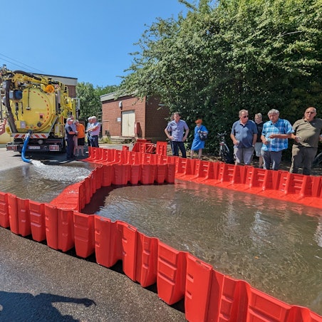 Das Foto zeigt die Demonstration eines Flutzauns auf dem Gelände der Kläranlage in Sielsdorf.