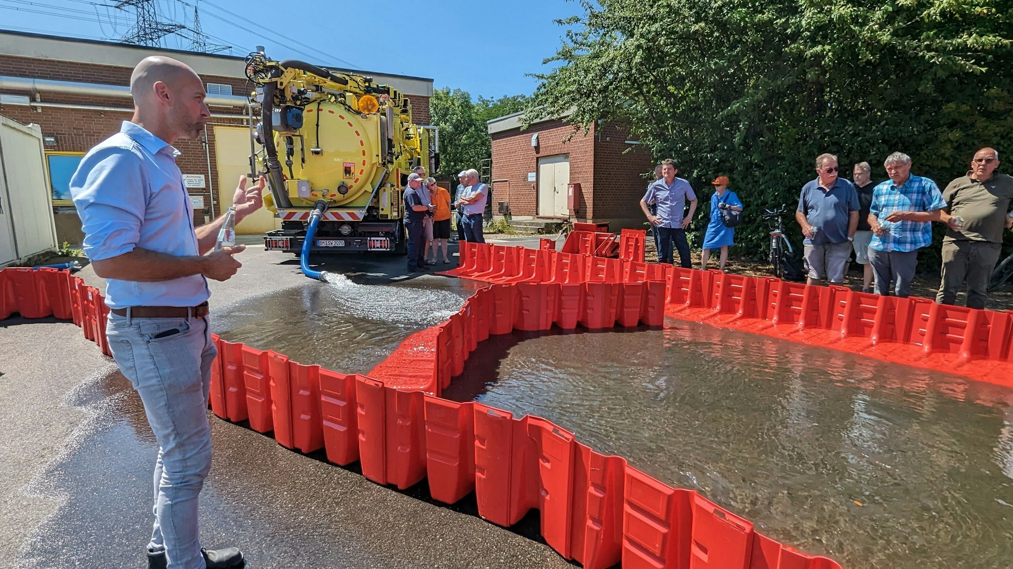 Das Foto zeigt die Demonstration eines Flutzauns auf dem Gelände der Kläranlage in Sielsdorf.