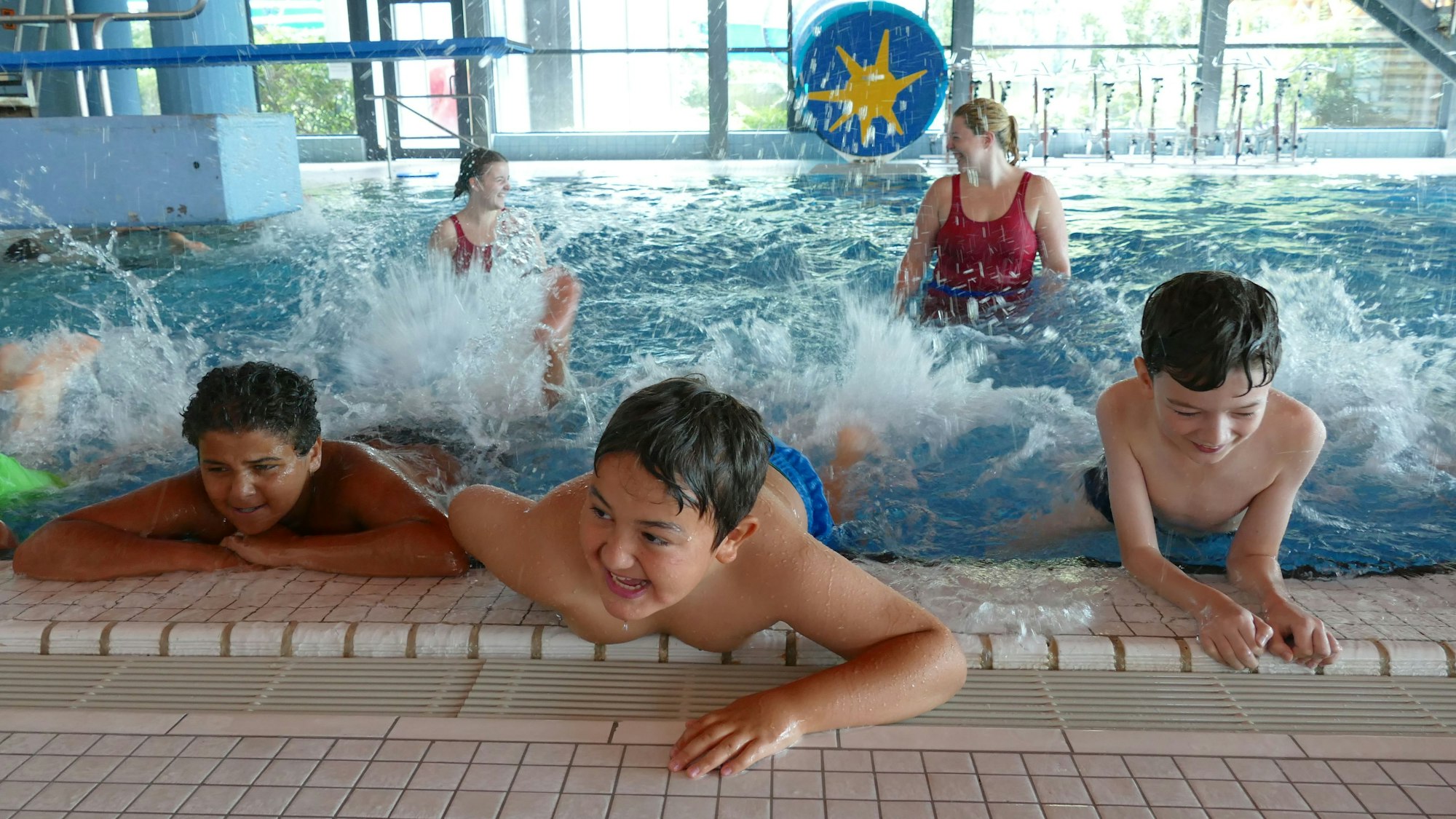Auch die richtige Beinarbeit gehört beim Schwimmen dazu - wenn dabei schön spritzt, macht das Training den Kindern noch mehr Spaß.