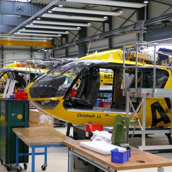 Ein Blick in die Werft in Hangelar, wo an mehreren Hubschraubern gleichzeitig gearbeitet wird.